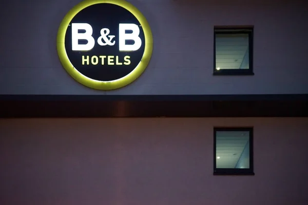 Und Hotel Abend Die Fassade Eines Neonbeleuchteten Und Hotels Mit — Stockfoto