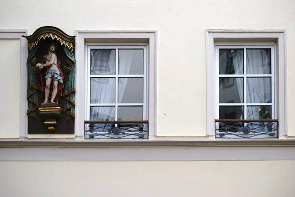 Фигура Иисуса Дома Скульптура Иисуса Окна Жилого Дома — стоковое фото