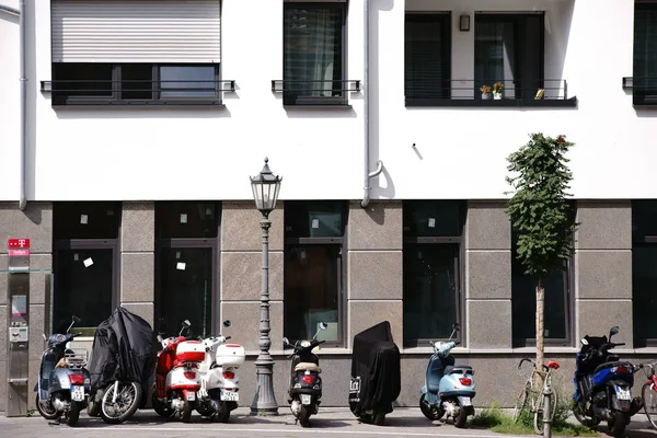 Geparkte Roller Roller Und Fahrräder Sowie Das Abstellen Einem Wohnhaus — Stockfoto