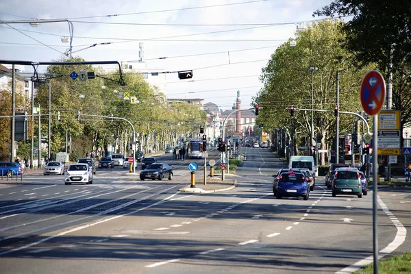 Ren Street Darmstadt Meşgul Rating Ile Arka Planda Ludwig Anıt — Stok fotoğraf
