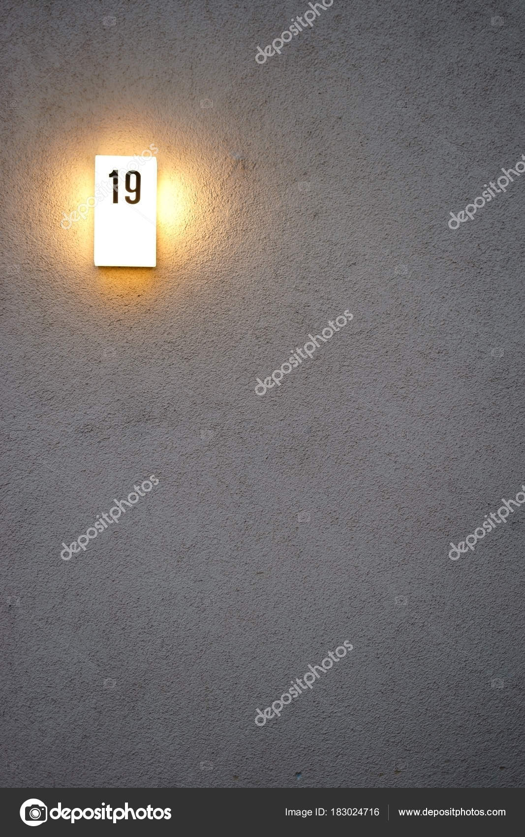 Huis Nummer Bord Avond Verlicht Close Van Een Verlicht Huisnummer ... Huis Nummer Bord Avond Verlicht Close Van Een Verlicht Huisnummer ...