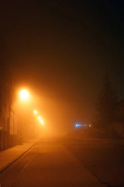 Straße Der Nacht Nebel Eine Straße Mit Leuchtenden Straßenlaternen Der — Stockfoto