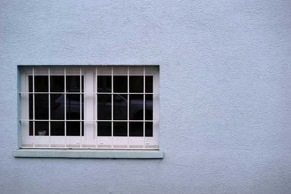 Gallerförsedda Fönster Detaljerna Ett Gitter Fönster Putsade Hus Fasad — Stockfoto