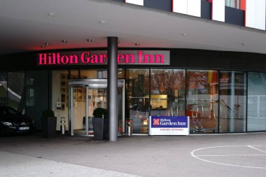 Hilton Garden Inn / cam Stuttgart'ta 03 Şubat 2018 Hilton Garden Inn Hotel'in döner kapı ile giriş.                               