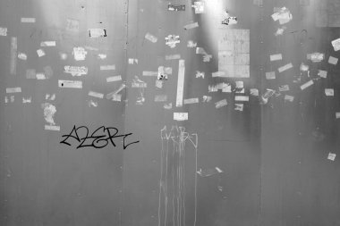 Etiket artıkları ile metal duvar / metal bir pano ile close-up yırtık hurda kağıt posterler ve çıkartmalar.          