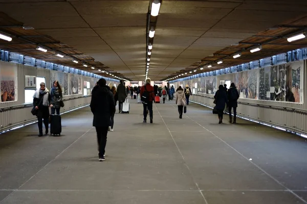 Tunnel Temporaneo Stazione Centrale Stoccarda Viaggiatori Stanno Attraversando Tunnel Temporaneo — Foto Stock