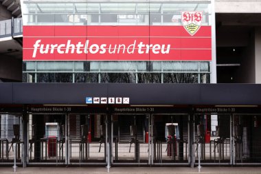 Mercedes-Benz Arena giriş tribün / çubuklu Mercedes-Benz Arena girişi yerlere tribün ile 03 Şubat 2018 üzerinde Stuttgart.                          
