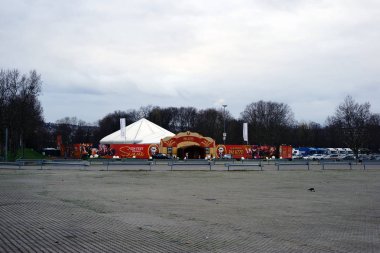 Sirk Palazzo / sirke çizgili Sirk çadırına Palazzo bir giriş kapısı ve renkli Bölüm 03 Şubat 2018 üzerinde Stuttgart'ta duvarlar.            