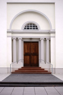 Yuvarlak kemerli kilise kapı / ile bir giriş kapısı ile yeni inşa edilmiş ve modern bir kilisenin giriş yuvarlak kemer ve beyaz duvarlar.                           