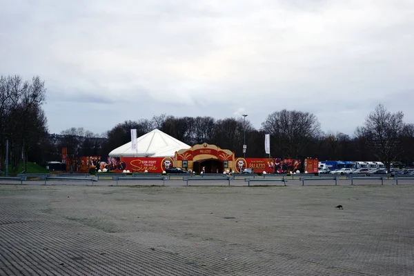 Sirk Palazzo / sirke çizgili Sirk çadırına Palazzo bir giriş kapısı ve renkli Bölüm 03 Şubat 2018 üzerinde Stuttgart'ta duvarlar.            