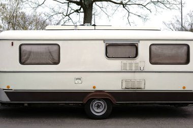 Eski kamp karavan / bir eski nostaljik yaşam ve kamp karavan teneke ve plastik bir park yerinde duruyor.                          