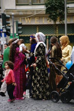 Festival Kürt kadın kostüm / Kürt kadın çocuk ve aile ile üzerinde 25 Eylül 2015 yılında Mainz bir kültürlerarası hafta Event'de renkli kostümleri mevcut.             