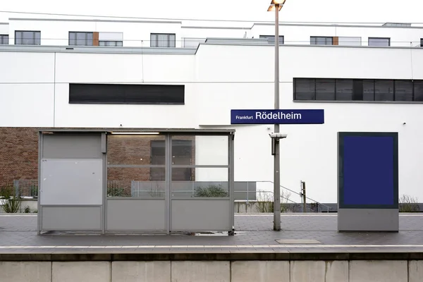 Bahn Haltestelle Frankfurt Rödelheim Bahnsteig Sowie Ein Neuer Unterstand Des — Stockfoto