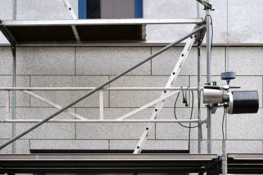 Yük Asansör şantiye / bir mal close-up kaldırın sonraki bir inşaat iskele.