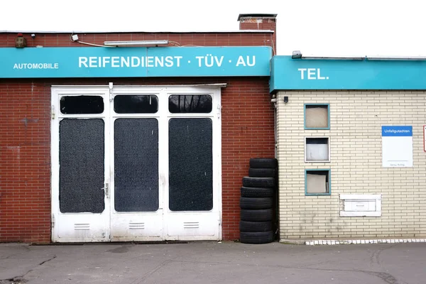 Loja Reparação Automóveis Com Mudança Pneu Uma Oficina Reparação Automóveis — Fotografia de Stock