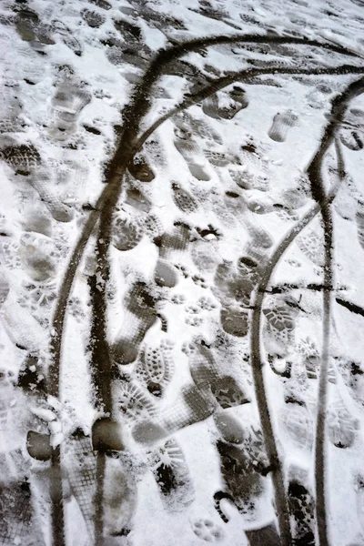 Ίχνη Στο Χιόνι Παπούτσι Εκτυπώσεις Καθώς Και Ίχνη Ελαστικών Ποδηλάτων — Φωτογραφία Αρχείου