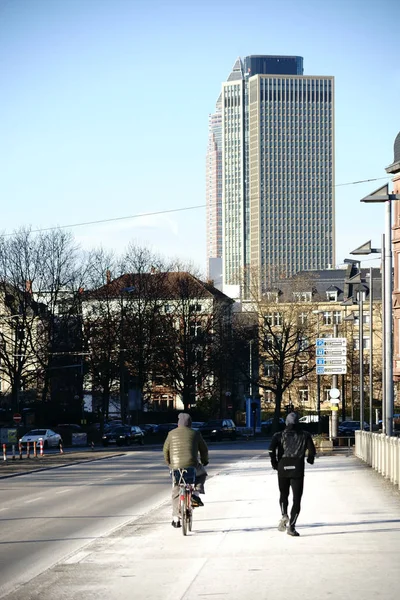 Fair Trade Tower Tower 185 Frankfurt Voorbijgangers Een Zijstraat Het — Stockfoto