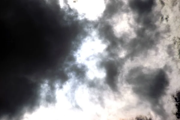 Dunkle Gewitterwolken Mit Sonnenausbrüchen Der Abstrakte Wirbel Dunkler Gewitterwolken Mit — Stockfoto