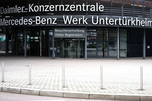 Daimler Untertuerkheim Merkez / Mercedes-Benz Daimler karargahı ziyaretçi girişi Stuttgart'ta 03 Şubat 2018 üzerinde Untertuerkheim tesisleri.             