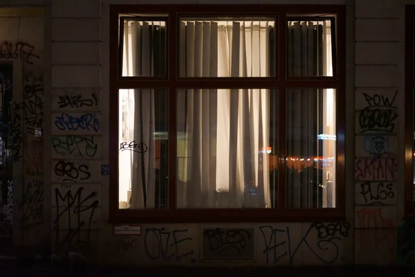 明るい部屋の窓は夜に照らされた部屋は トレンディな地区に夜カーテンを描画 — ストック写真