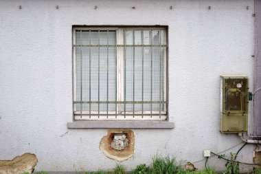 Eski güç dağıtımcı çubuklu pencere / çubuklu penceresi harap bir bina ile eski bir elektrik Distribütör.                             
