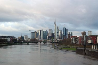 Manzarası finans bölgesine Frankfurt / bankacılık manzarası ilçe Frankfurt Main Nehri arkasında.                         