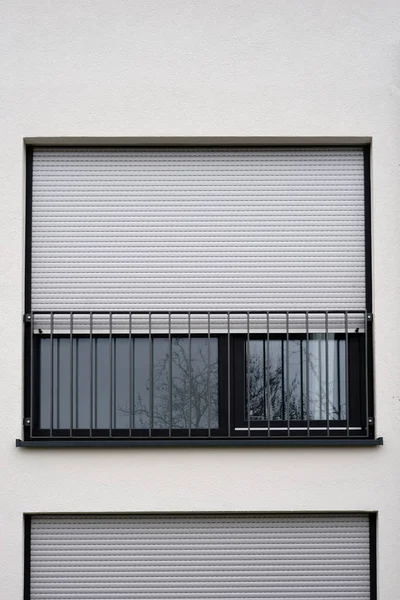 Moderne Metalljalousien Die Moderne Fassade Eines Modernen Wohnhauses Ein Fenster — Stockfoto