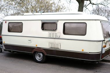 Eski kamp karavan / bir eski nostaljik yaşam ve kamp karavan teneke ve plastik bir park yerinde duruyor.                           
