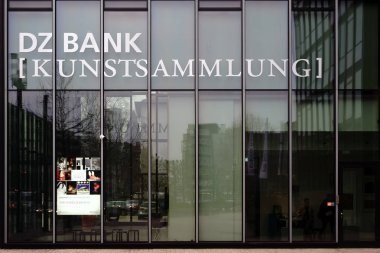 DZ Bank sanat koleksiyonu Frankfurt / Dz modern Cam cephe banknot sanat koleksiyonu bir sergi için çağdaş sanat ve fotoğraflar üzerinde 02 Mart 2018 Frankfurt.                      