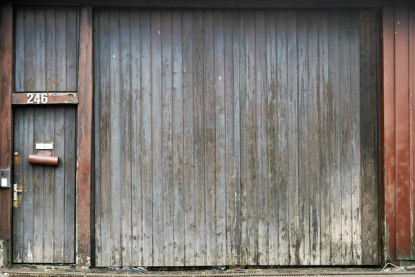 Gebleekte Schuur Deur Een Grote Schuur Deur Met Een Voordeur — Stockfoto