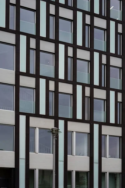 モダンなファサードは街灯 街灯がモダンなデザイン要素を持つビルのファサードの前に立つ — ストック写真