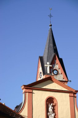 Saat Kulesi Saint Georg kilise Nieder-Olm / Saat Kulesi Katolik mahalle Kilisesi Saint Georg Nieder-Olm içinde.                          