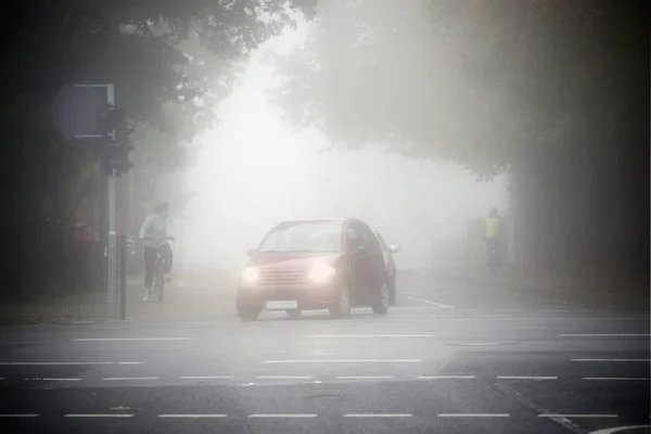 Tráfico Por Carretera Niebla Tráfico Por Carretera Con Ciclistas Coches — Foto de Stock