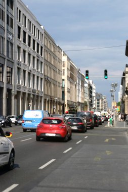 Trafik sıkışıklığı Leipzig-Street Berlin / 21 Haziran 2016 üzerinde reçel ve Leipzig sokakta durgun trafik Berlin'de trafik.                          