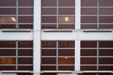 Modern renkli windows / modern ve renkli windows bir olay Hall close-up.                               