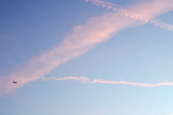 Rózsaszín Felhők Kondenzcsíkok Távoli Utasszállító Repülőgép Esti Égen Kondenzcsíkok Rózsaszín — Stock Fotó