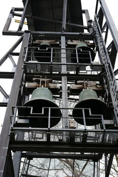 タワー プロテスタント Philippus コミュニティ フランクフルト フランクフルトでプロテスタント Philippus コミュニティ Riederwald の鐘楼製鋼のフレームワークと多くの鐘 — ストック写真