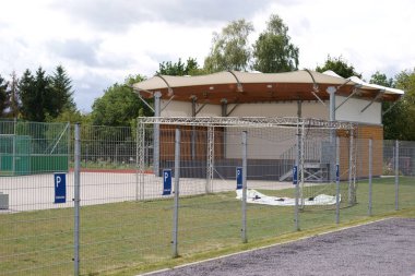 Olay sahne çitin arkasında / olay sahne arkasında bir çit ile Park Spor Park alanlarda hakem ve basın için.                      