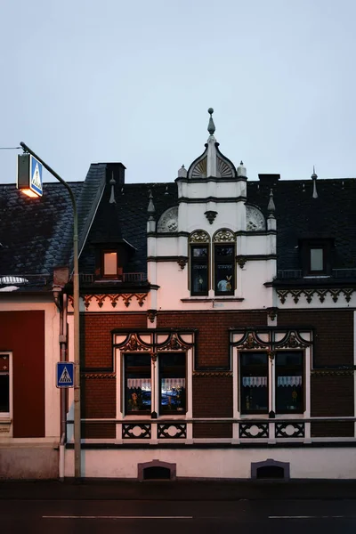 Utsmyckade Bostadshus Kvällen Ett Hus Dekorerad Med Ornament Kvällen — Stockfoto