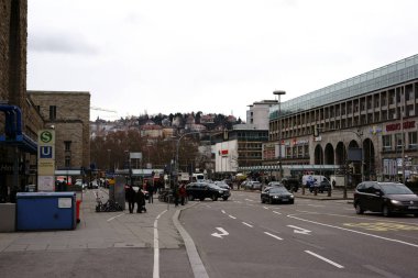 Arnulf-Klett-Platz Stuttgart / iş binalar, otel ve trafik Theodor-Heuss-cadde üzerinde 03 Şubat 2018 ana istasyonu Stuttgart.                             
