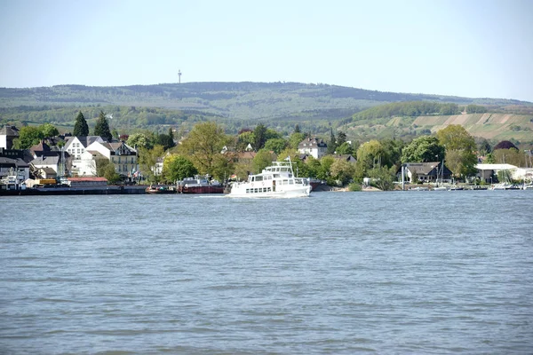 Schierstein 一艘客船横跨河主要在 Schierstein — 图库照片