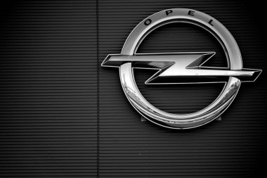 Opel Ruesselsheim Merkez / Opel grubu olan bir endüstriyel yapı Opel fabrika üzerinde 11 Nisan 2018 yılında Ruesselsheim cephesinde sembolü ve parlak logosu.            