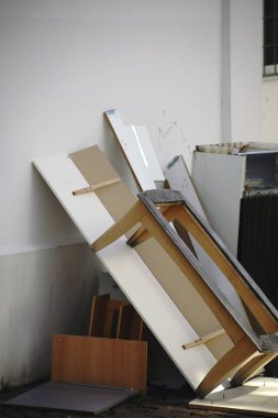 Hantal boşa harcadığını house / hantal atık mobilya ve ahşap atık ve bir buzdolabı gibi bir duvara karşı eğilim vardır.                       