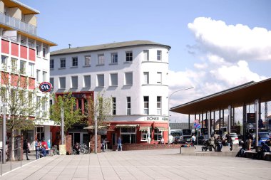 Avlu istasyonu Ruesselsheim / seyahat ve yayaları oturup önünde iyi havalarda merkez tren istasyonu avlu üzerinde 11 Nisan 2018 yılında Ruesselsheim.                 