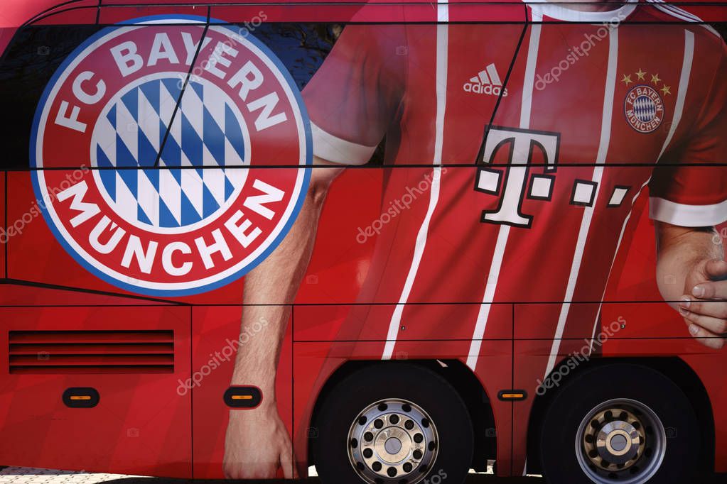 Team bus Bayern Munich / The coat of arms of the football club FC Bayern Munich on the team bus at a game on April 07, 2018 in Frankfurt.