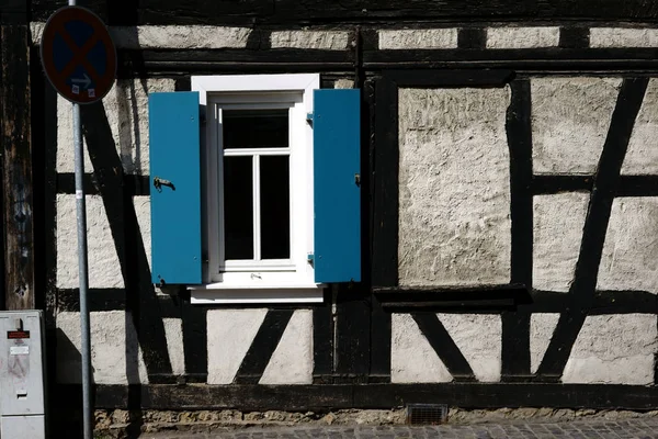 Verrücktes Fachwerkhaus Altes Klappriges Fachwerkhaus Mit Auffälliger Balkenkonstruktion Und Rollläden — Stockfoto