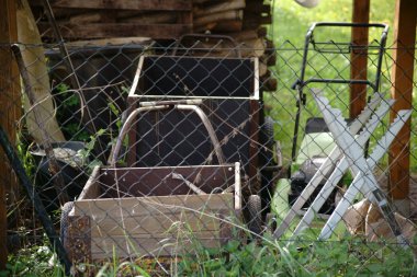 Bahçe araçları için ahşap / a çit ahşap sığınak altında odun ağaç işleme için donatım.