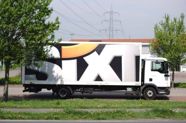 Araba Kiralama Sixt kamyon / Sixt araba kiralama şirketi bir kamyon park yeri gölgesinde üzerinde 22 Nisan 2018 yılında Weiterstadt.