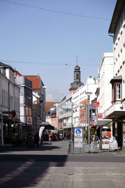 Pazar sokak Ruesselsheim / yayalar ve yoldan geçenler tarafından 11 Nisan 2018 üzerinde Pazar sokakta alışveriş gitmek Ruesselsheim.                           