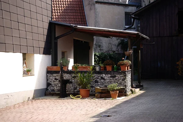 装飾および花箱の家の裏の家 素朴な懐かしい裏庭でノスタルジックな裏庭 — ストック写真